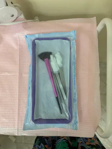 Vende-se kit com pinças, pincel e bandeja esterilizáveis