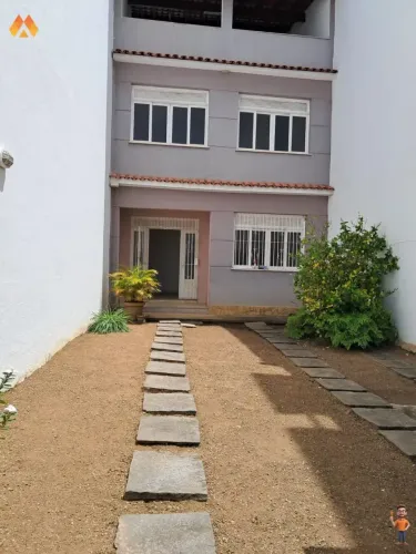 CENTRO - Excelente Casa à venda!! Imóvel Completo, Quartos, Vaga de Garagem, Quintal e mui