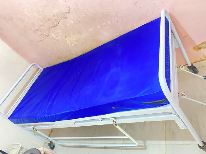 Cama Hospitalar semi nova. Com colchão hospitalar!!!