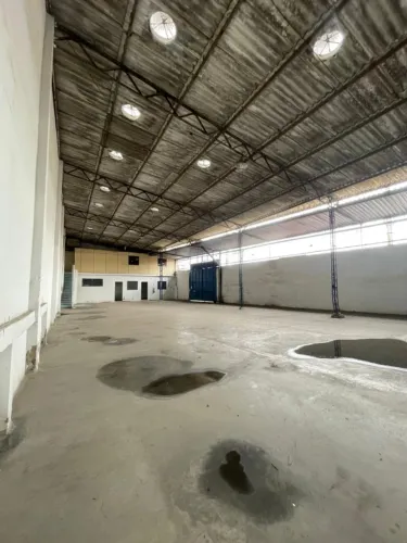 Galpão com 570m, pé direito media de 6m, na R. Maria Januaria, próx a Rod Presidente Dutra