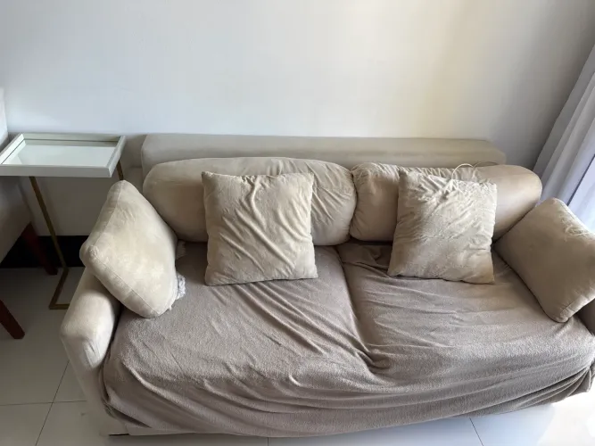 Sofá 2 lugares retrátil com 6 almofadas.