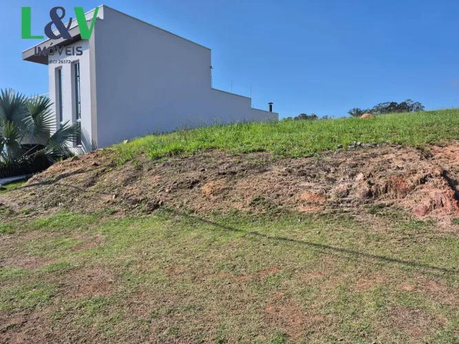 Ótimo terreno com pequeno aclive à venda no condomínio Jatobás