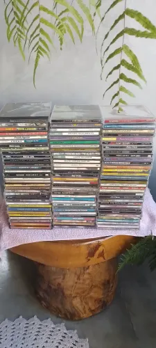 Coleção de CDs vários são 184