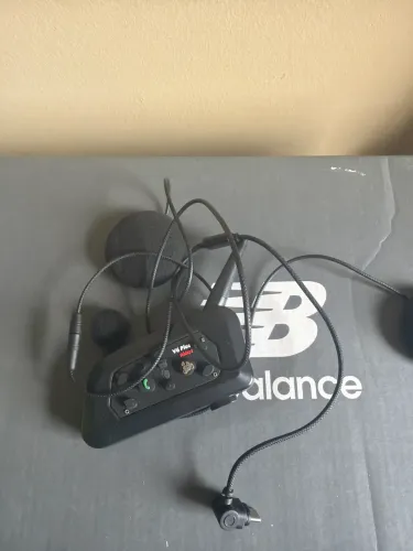 Fone de ouvido capacete