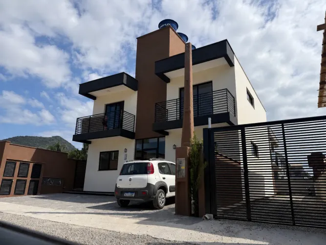 Apartamento de 1 dormitório com sacada. No início do Ribeirão da ilha | Aluguel anual