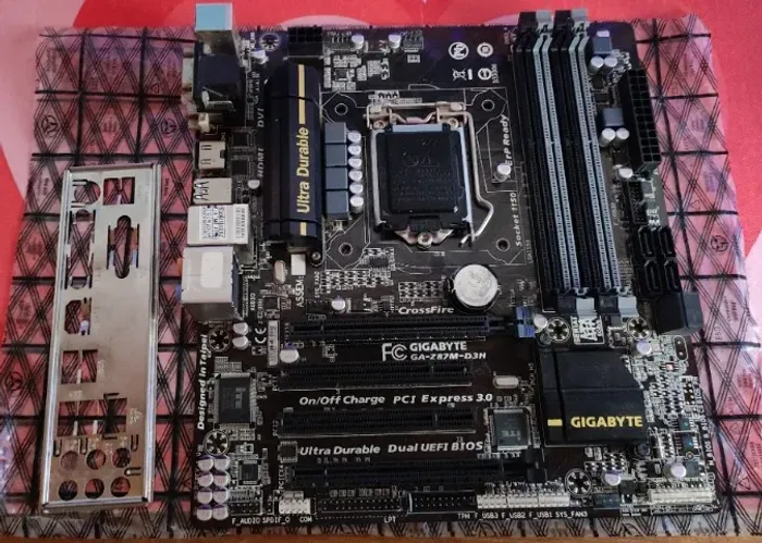 Placa mãe Gigabyte Z87M-D3H LGA 1150 para Intel i3 i5 i7 e Xeon