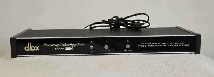 DBX Model 224 ( type II ) - redutor de ruidos analogico