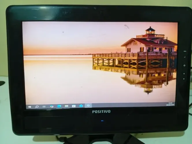 Monitor Positivo SMILE LIGHT 563 (15?) com cabos