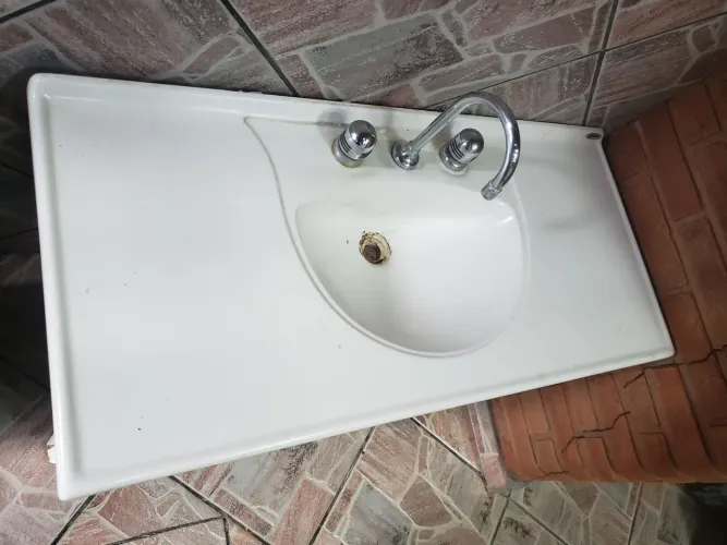  Pia com torneira misturador