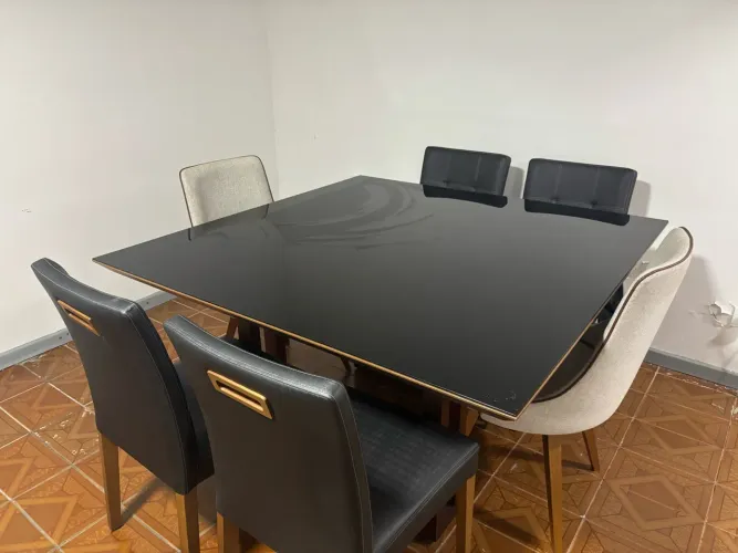 Mesa de 8 lugares com 6 cadeiras