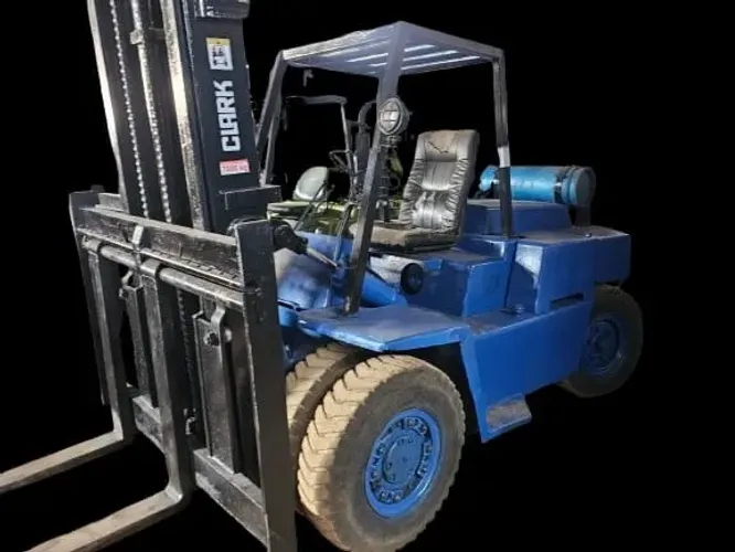 Empilhadeira capacidade 7 ton. GLP, motor GM 6cc - elevação 4 metros 