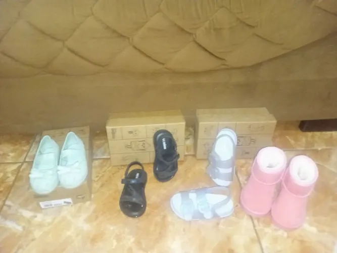 3 mini melissa original com caixa e uma bota.