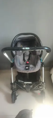 Carrinho de bebê/ Berço