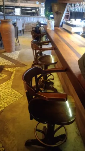 Banquetas de madeira em perfeito estado ótimo pra comércio interessados chamar no 19981812
