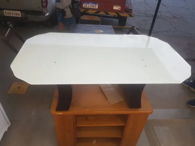 Mesa de centro com tampo de vidro