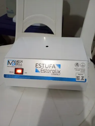 Vendo uma estufa esterilizadora de alicates para manicure e um tripé alcochoado 