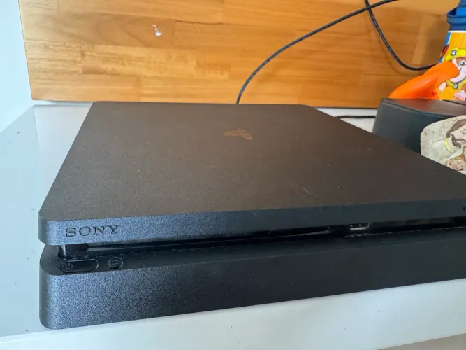 PS4 Semi novo com 03 controles + 07 jogos