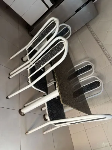 Vendo mesa de mármore 6 cadeiras 600 reais.
