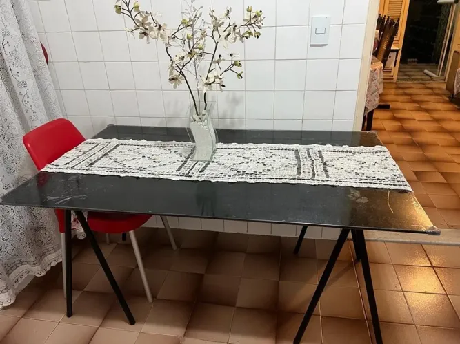 Mesa com tampo de vidro temperado