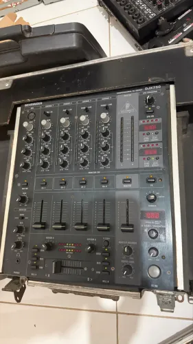 Mixer Behringer DJX 750 DJ