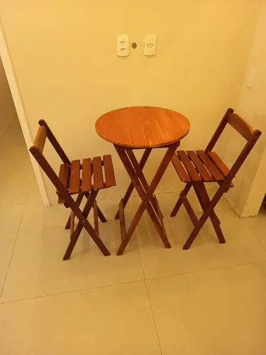 Conjunto Bistrô Dobrável de Madeira - Mesa + 2 Banquetas | Praticamente Novo<br>