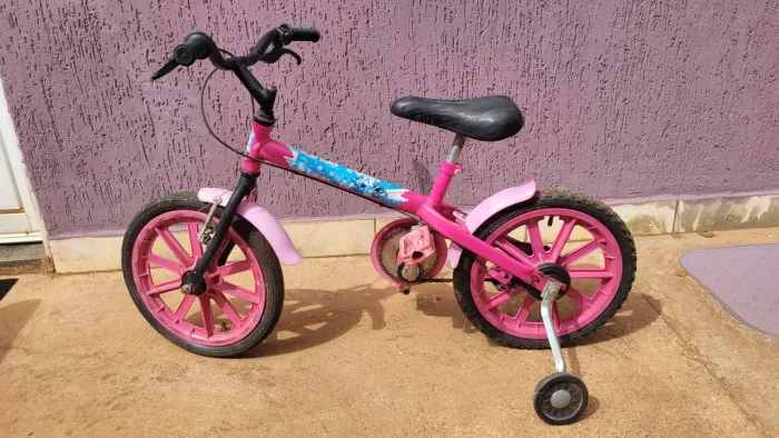 Vendo bicicleta aro 14 e patinete.