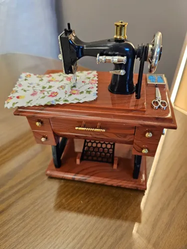 Mini caixa de música maquina de costura