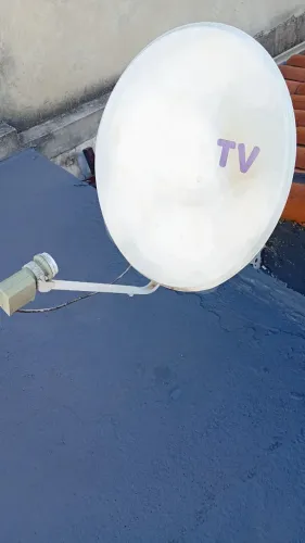 Antena parabólica via satélite para Tv.
