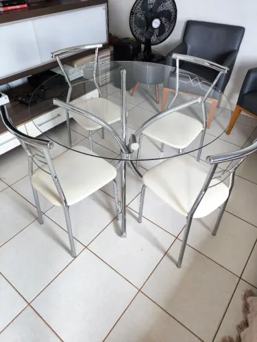 Mesa de vidro redonda com 4 cadeiras