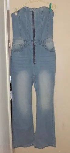Vendo macacão tomara que caia jeans com lycra. 