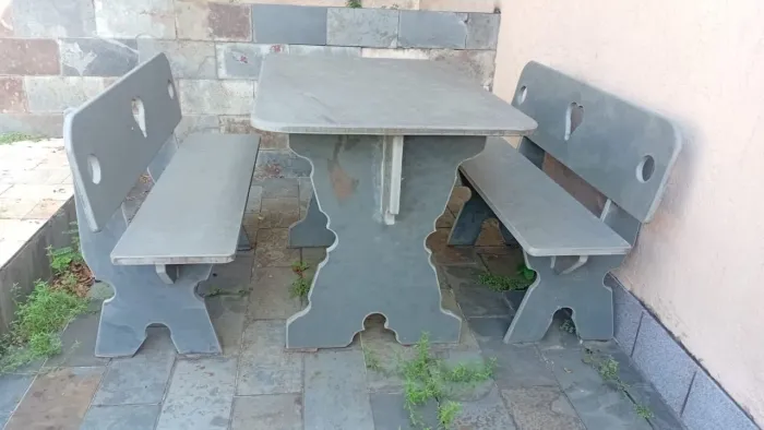 Conjunto de mesa e bancos de ardósia