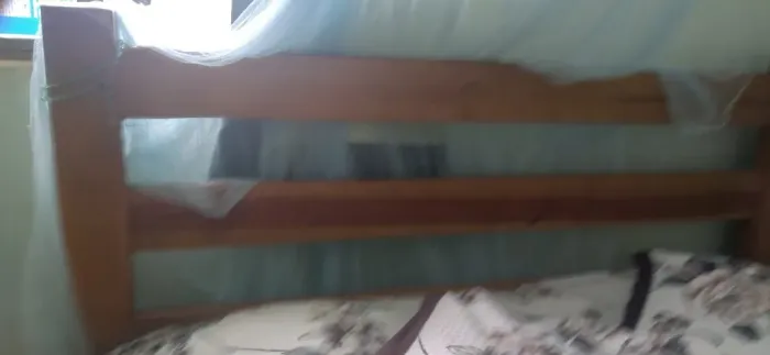 Cama em madeira estilo porteira ganha colchão de molas . Tb usado
