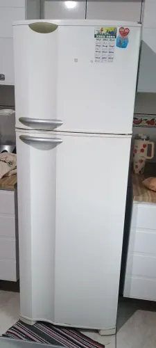 Vende -se uma geladeira Frost free  