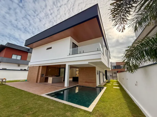 Casa Alphaville, 380m², 05 Suítes, 04 Vagas de Garagem.