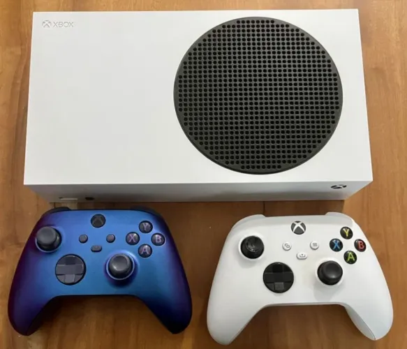 Xbox series S seminovo, acompanha 2 controles e um é edição limitada. Acompanha os cabos