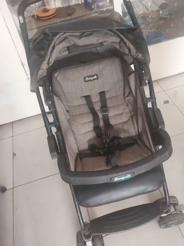 Carrinho de bebe com bebê conforto e base para carro