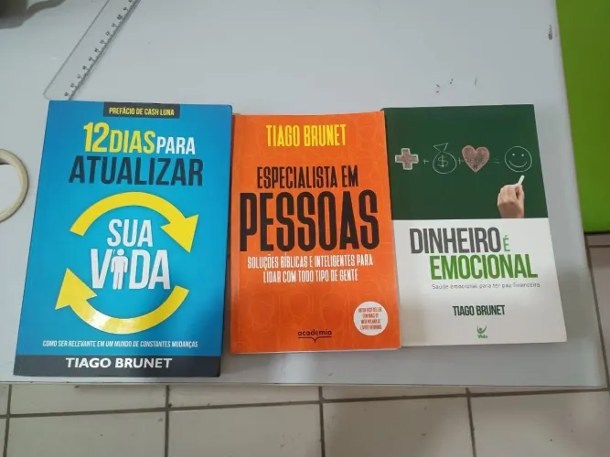 Três livros do autor Tiago Brunet em ótimo estado