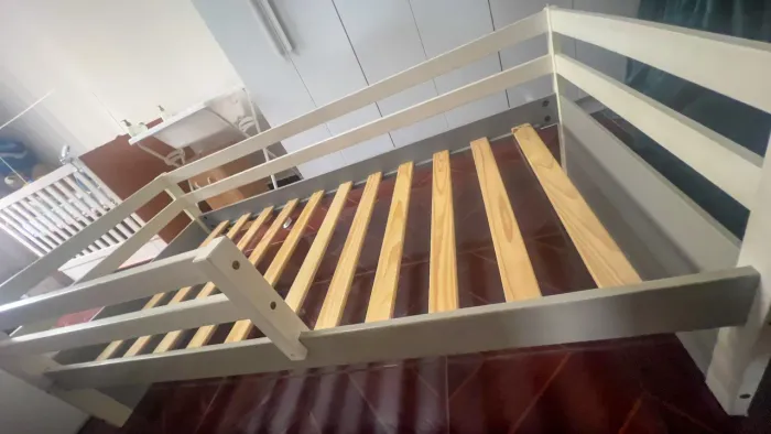 Cama Solteiro Infantil Branca em Madeira - Ótimo Estado