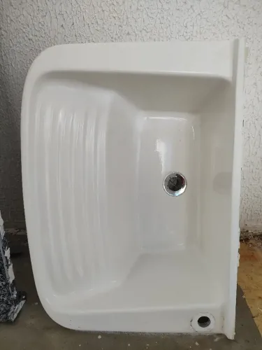Tanque sintético semi-novo, em excelente estado. Dimensões : 55x40x22
