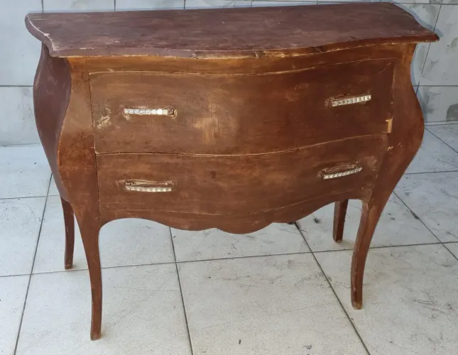Cômoda Bombê de Madeira - Estilo Clássico e Sofisticado