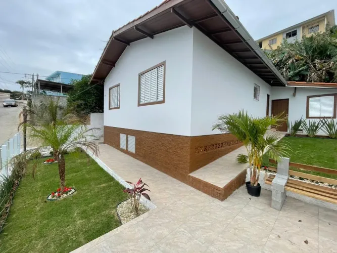 Casa com 3 quartos e Churrasqueira para alugar próximo à UFSC, em Florianópolis.