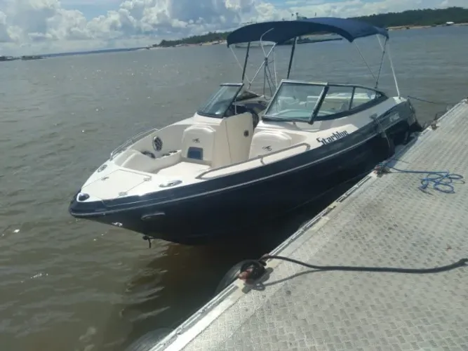Lancha 24pes, motor MERCRUISER 5.7 v8. 200h de uso. Fabricado 13, chegou no Brasil 2015