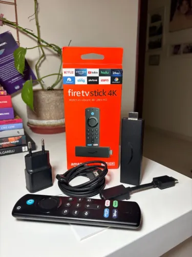 Amazon Fire TV Stick 4k Ultra HD com controle remoto por voz com Alexa