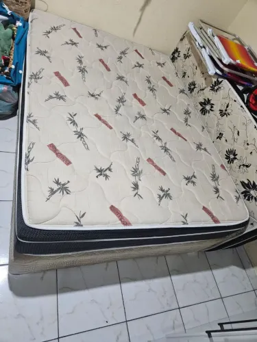 Vendo cama Box de casal com colchão e pés