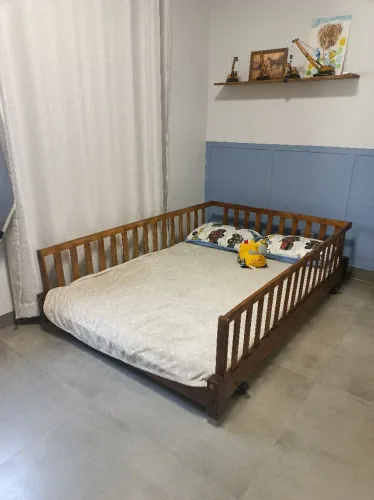 Cama berço infantil artesanal com grade.