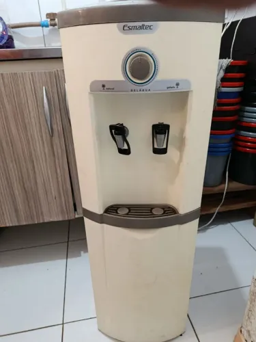 Vendo um bebedouro da esmaltec em perfeito estado de conservação