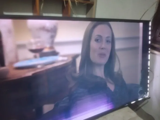 TV Samsung de 48 polegadas levou uma queda para tirar a peça