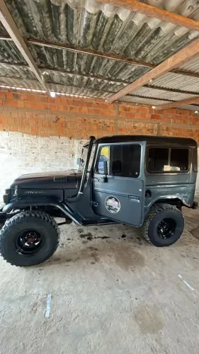 Toyota Band.Jipe Cap.de Aço Chas. Curto Diesel 1985