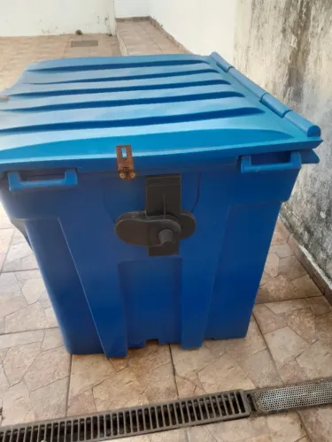 Vendo contentores de lixo em bom estado!