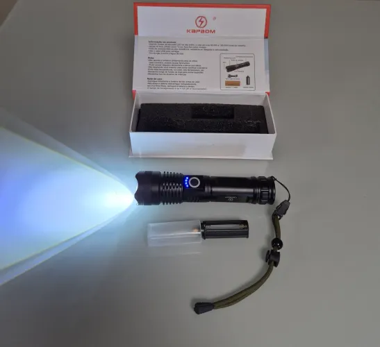 Lanterna Tática Recarregável LED Kapbom com Zoom e Bateria